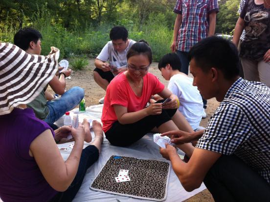 公司組織一年一度的野外燒烤活動，并現(xiàn)場舉辦斗地主大賽